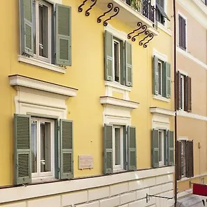Konukevi Garibaldi Piazza Di Spagna, Roma